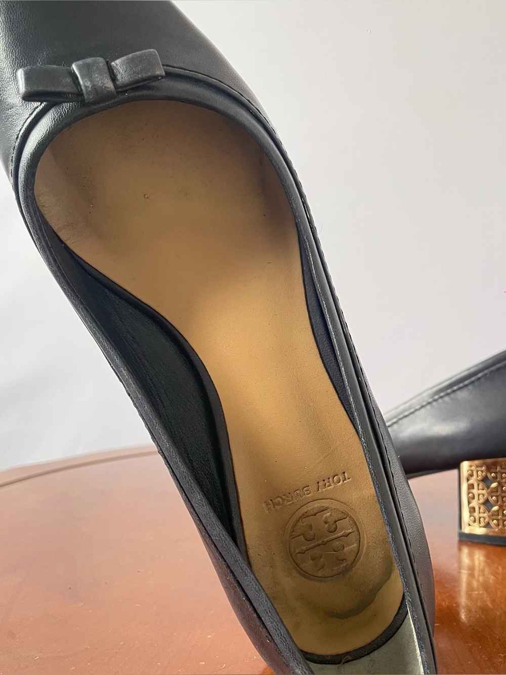 Tory Burch leather pumps. | US 6 - Picture 8 of 8